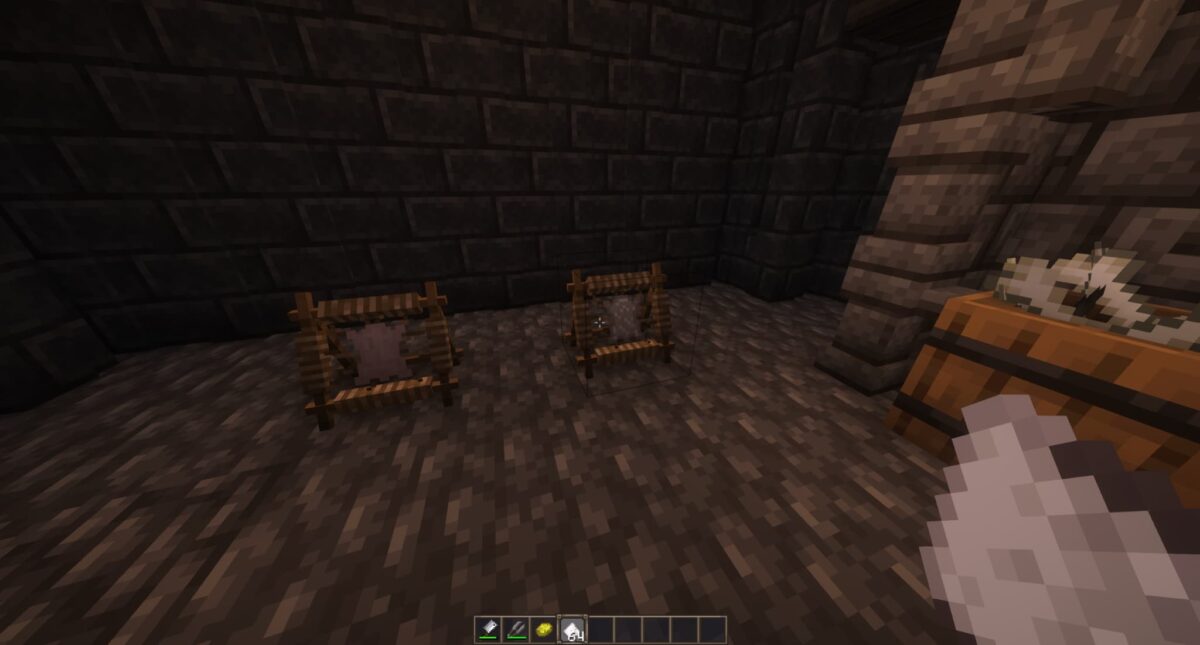 mod Minecraft Butchery – peaux animales recouvertes de sel sur des cadres de séchage