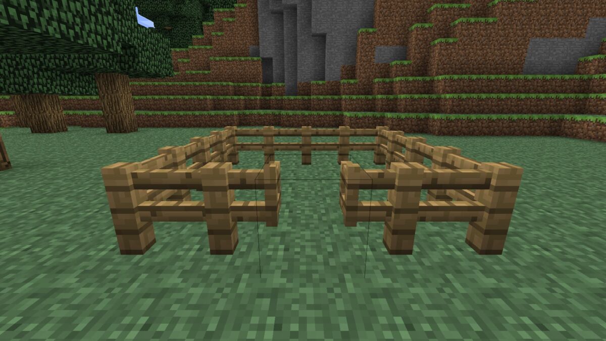 Portillon en chêne ouvert relié à une barrière dans Minecraft.