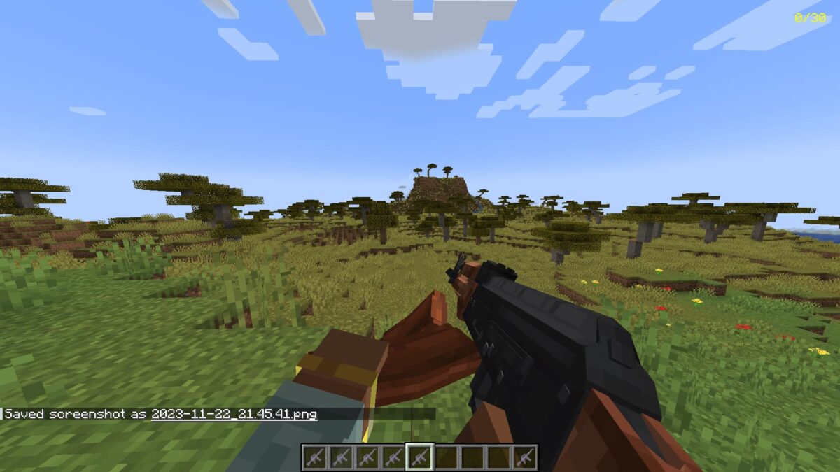 mod Minecraft Vic's Point Blank – AK-74 tenu en main dans une savane