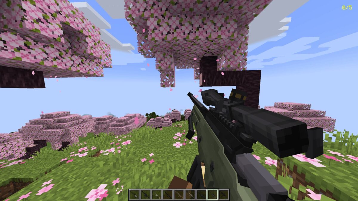 mod Minecraft Vic's Point Blank – fusil de précision L96A1 dans une forêt de cerisiers