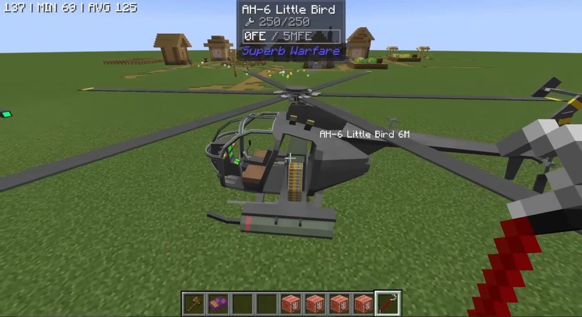 hélicoptère AH-6 Little Bird dans le mod Minecraft Superb Warfare, prêt à être utilisé en combat aérien.