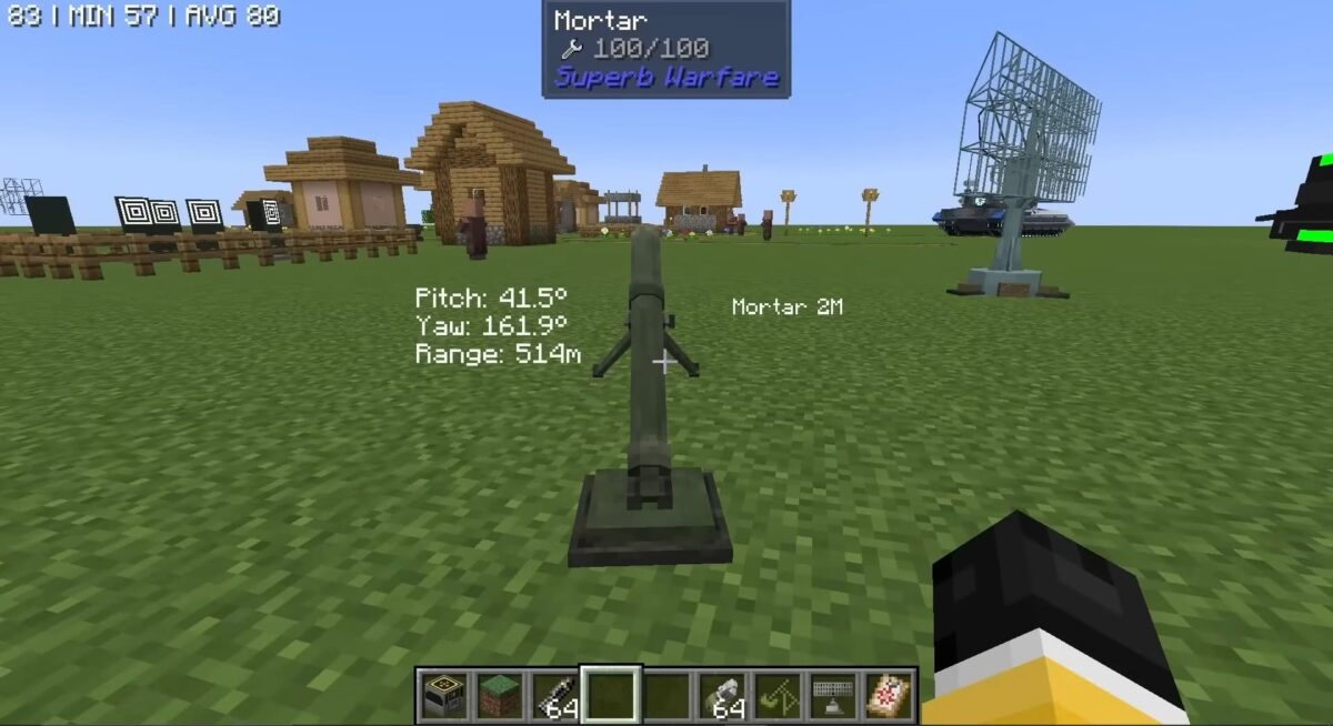 mortier opérationnel dans le mod Minecraft Superb Warfare, avec affichage des angles et de la portée.