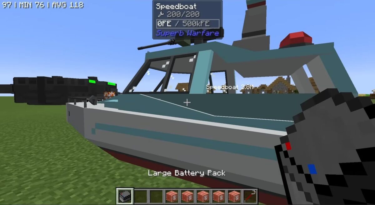 speedboat armé dans le mod Minecraft Superb Warfare, affichant son interface d’énergie et d’armement.