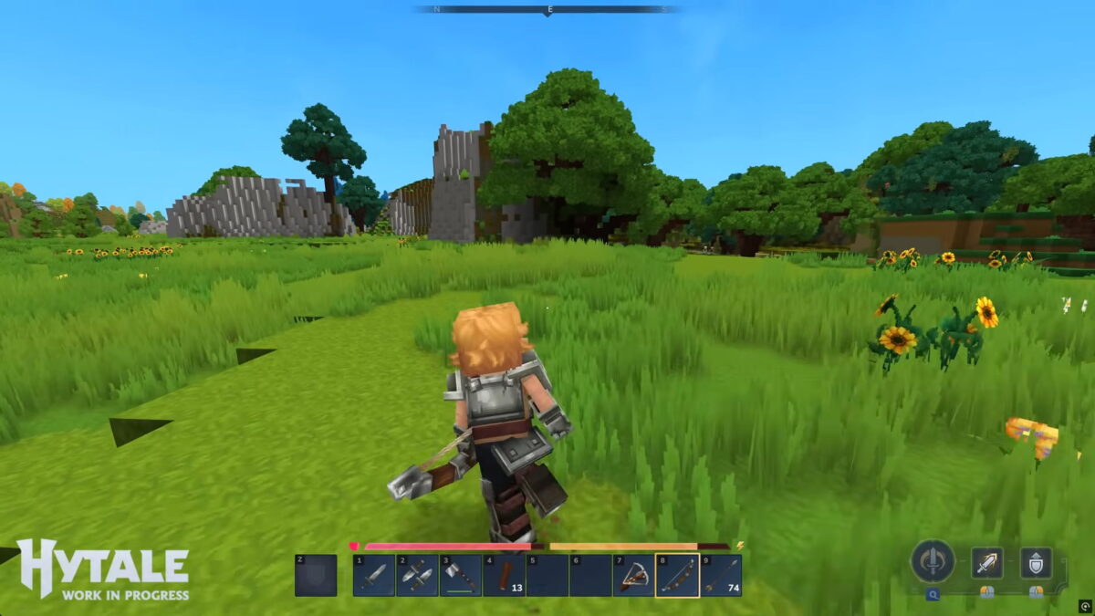 Exploration Hytale en plaine avec personnage armé dans un biome verdoyant, gameplay brut du renouveau du jeu.