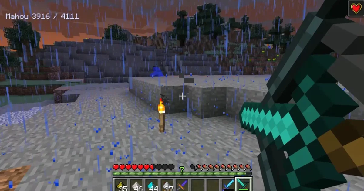 mod Minecraft Mahou Tsukai projectile arme lancee sous la pluie avec epee de diamant en premiere personne