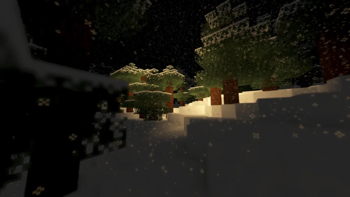 Forêt enneigée Minecraft de nuit avec chute de neige et éclairage doux, rendue avec le shader LITE shaders MakeUp edit.