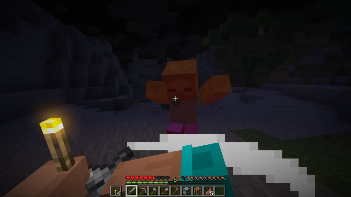 mod Minecraft Hold My Items montrant une animation de coup d epee en vue subjective face a un zombie de nuit