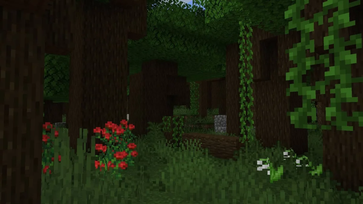 mod Minecraft Geophilic Vanilla Biome Overhauls montrant une foret sombre enrichie avec troncs massifs, lianes apparentes et sous bois dense
