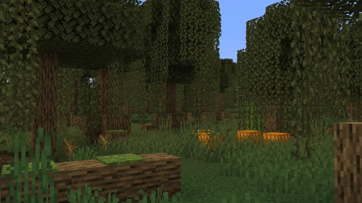 mod Minecraft Geophilic Vanilla Biome Overhauls montrant un marais retravaille avec arbres recouverts de lianes, vegetation dense et relief plus varie