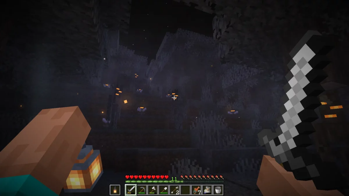 mod Minecraft Hold My Items montrant une lanterne tenue en main avec un effet de balancement et de physique dans une caverne