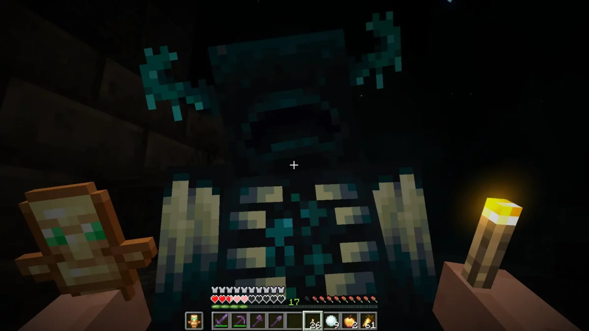 mod Minecraft Hold My Items montrant une torche tenue en main avec un eclairage dynamique accentue dans une zone sombre