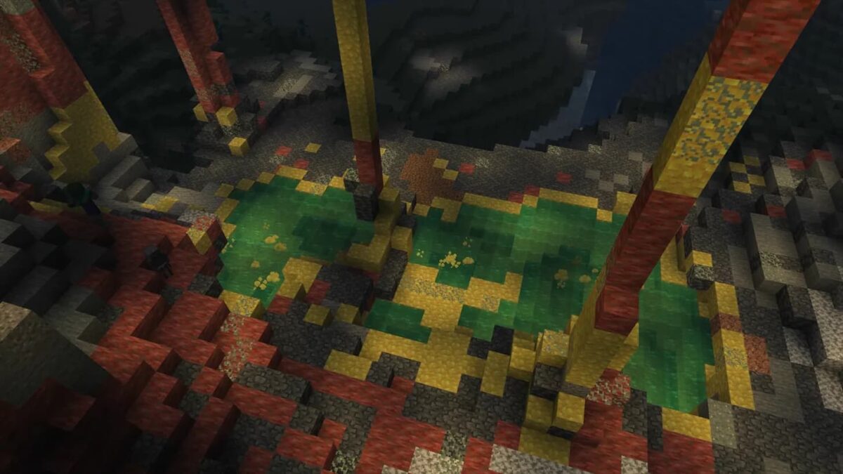 Vue plongeante sur les grottes de soufre dans Minecraft : bassins verdâtres toxiques entourés de blocs de soufre jaunes et de cinabre rouge