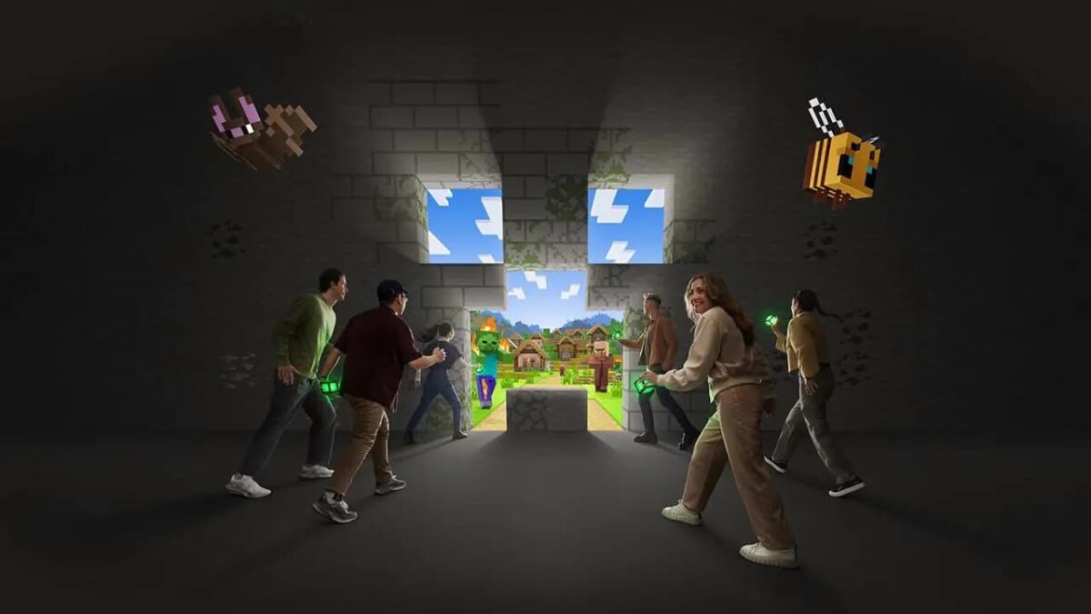 Des visiteurs marchent dans une grotte sombre vers une ouverture en forme de visage Minecraft, révélant un village coloré avec des mobs