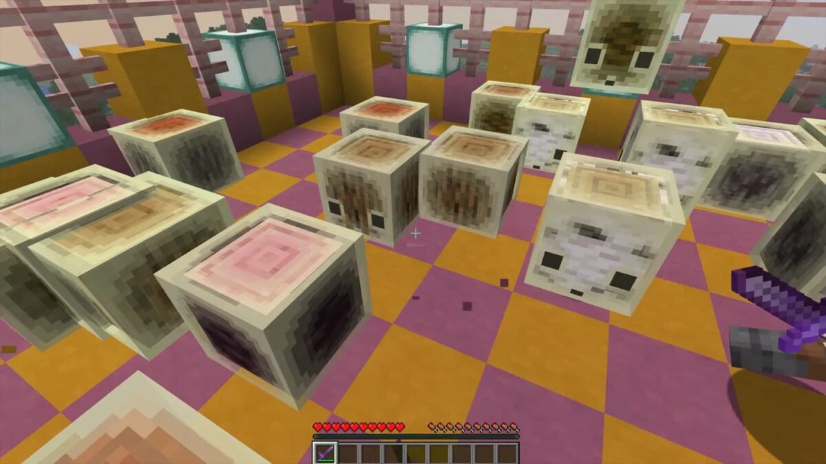 Vue rapprochée de sulfur cubes aux textures bois, pierre et rose dans une arène, avec la barre de vie du joueur visible en bas