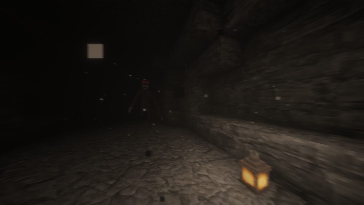 Couloir de grotte sombre éclairé par une lanterne avec une créature aux yeux rouges au fond dans le modpack Minecraft DREAD