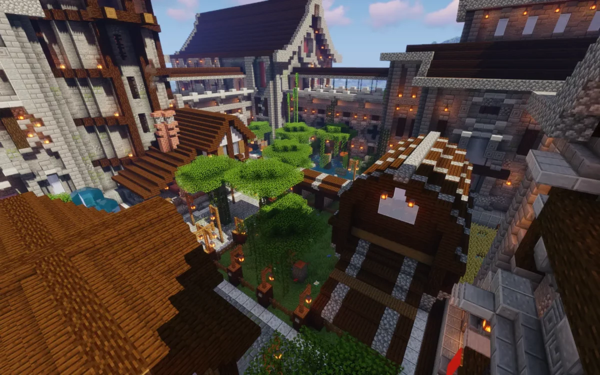 mod Minecraft The Lost Castle cour intérieure envahie par la végétation entre les bâtiments