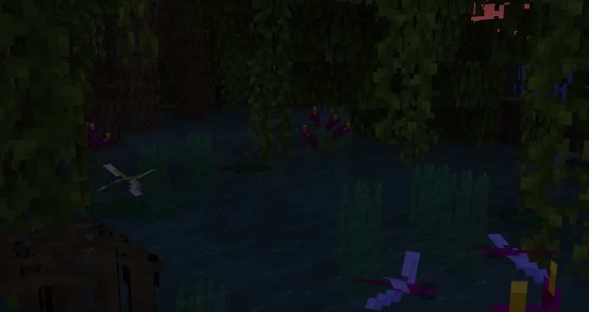 mod Minecraft Spawn libellules colorées au-dessus de roseaux dans un marais nocturne