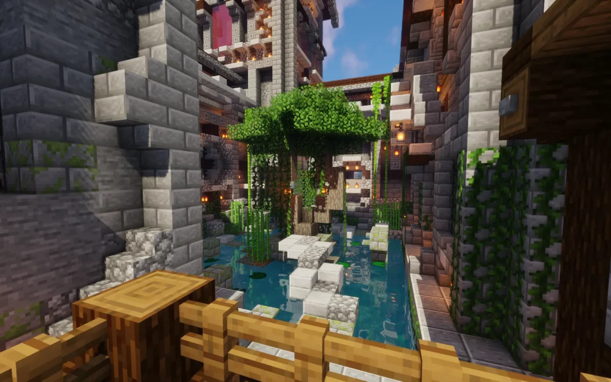 mod Minecraft The Lost Castle patio intérieur avec bassin d'eau claire et plantes grimpantes sur les murs