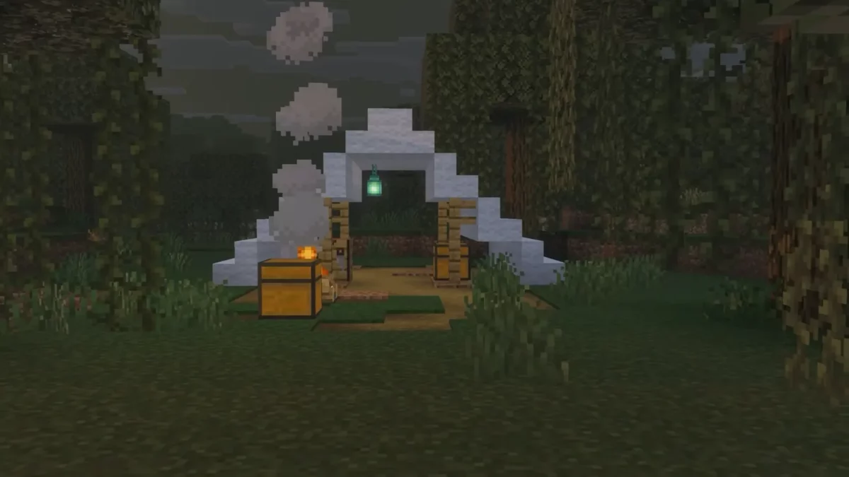 Minecraft camp abandonné de nuit avec une tente en laine blanche un coffre et une lanterne verte