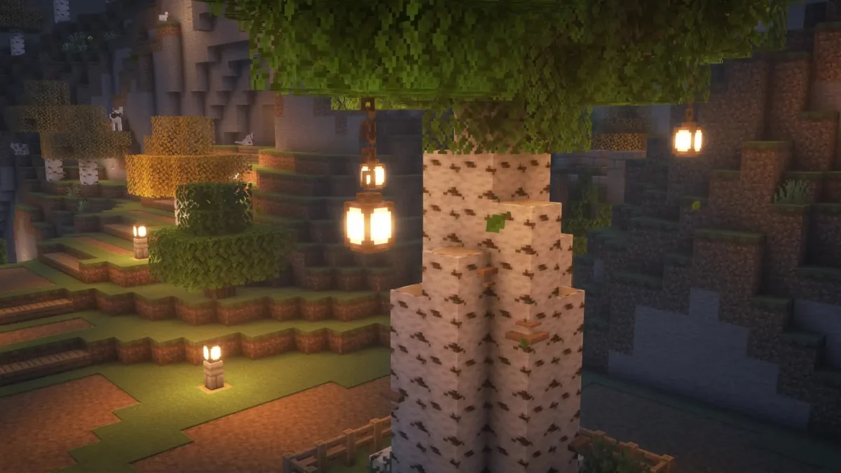 pack de texture Minecraft Enhanced tronc de bouleau et lanternes suspendues eclairant un jardin en terrasses la nuit
