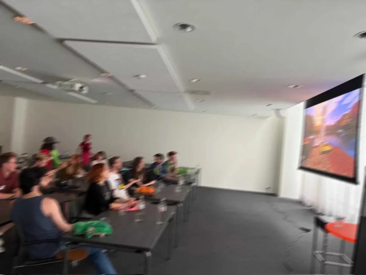 présentation privée de Mojang à des créateurs de contenu avec le lit de paille de Minecraft à l'écran