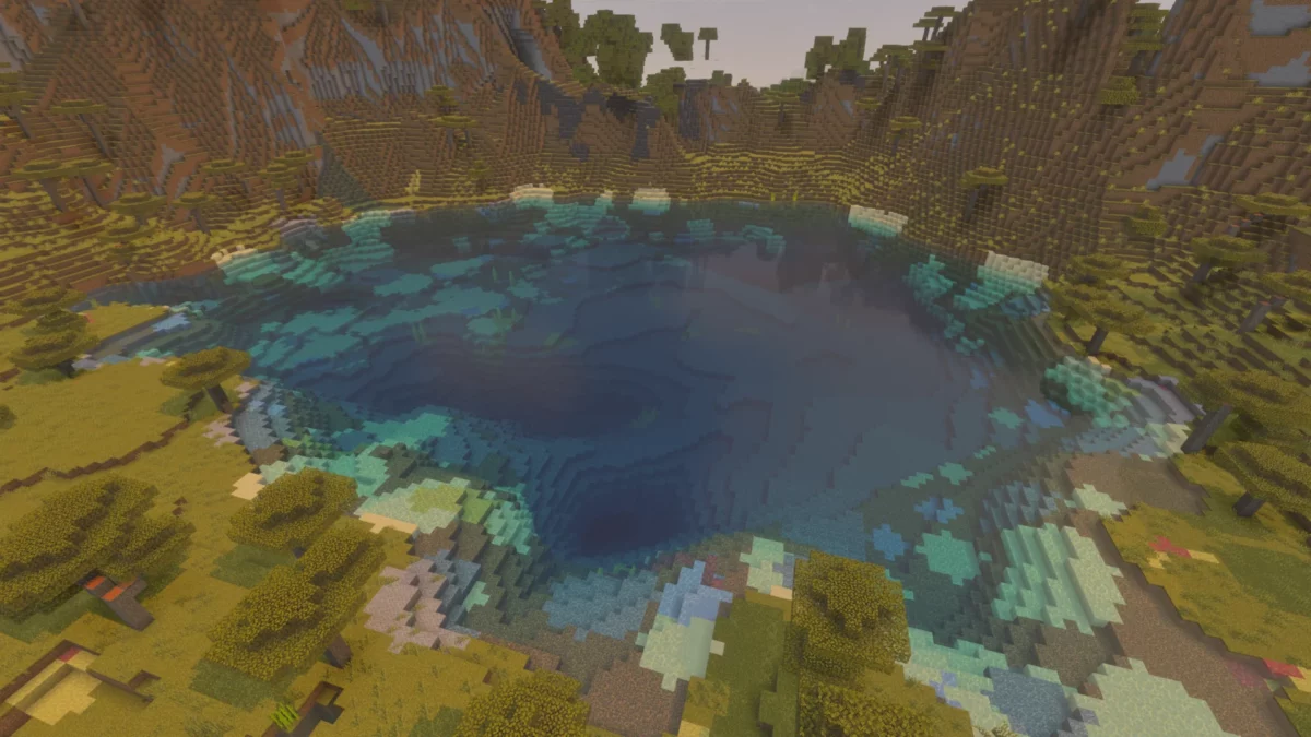 Lac bleu turquoise profond formé par des cavernes de soufre remontées à la surface dans Minecraft, entouré de collines arides