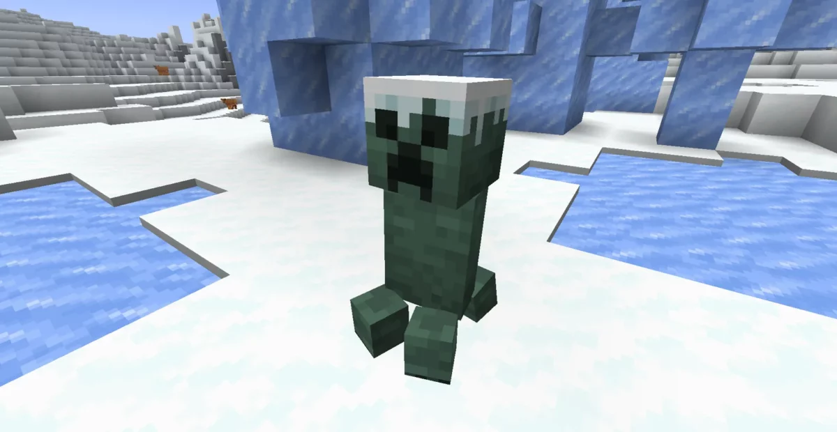 Creeper couvert de neige dans un biome glacé de Minecraft pendant une journée claire