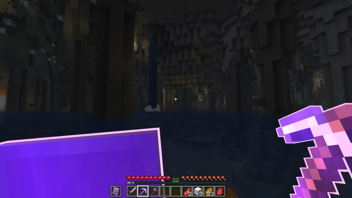 Bouclier et pioche enchantés soulignés par Enchantment Outlines pendant une exploration souterraine Minecraft