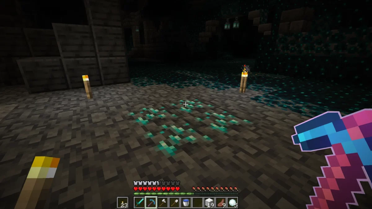 Pioche enchantée mise en valeur par Enchantment Outlines dans une cité antique Minecraft