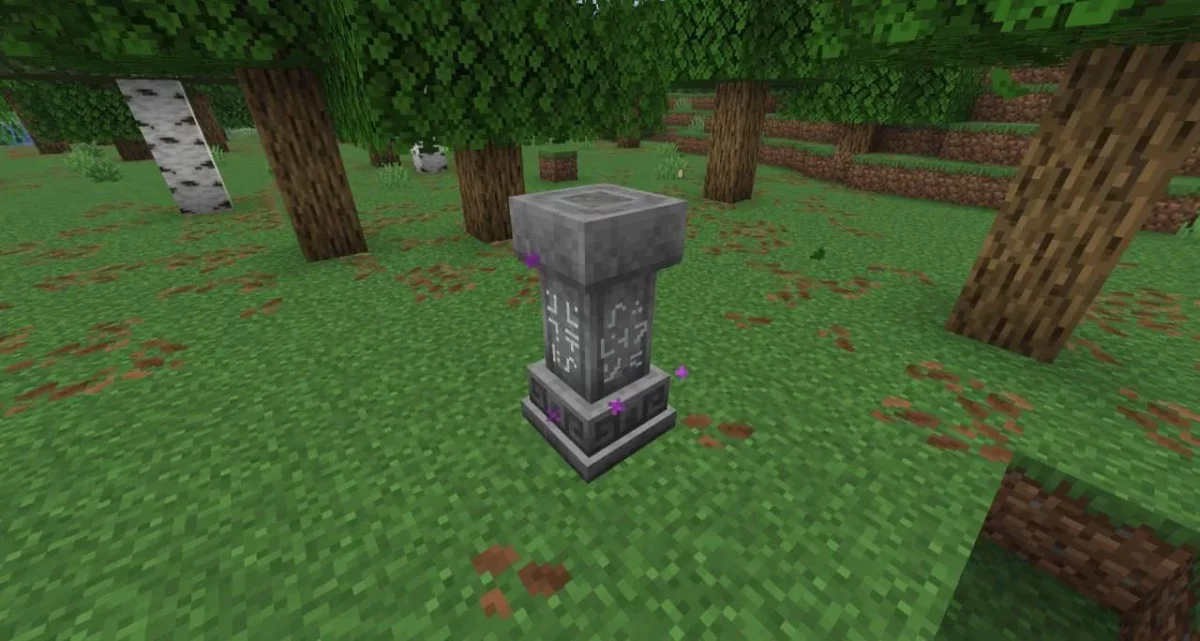 Waystone classique redessinée par Fresh Waystones Texture dans une forêt de Minecraft