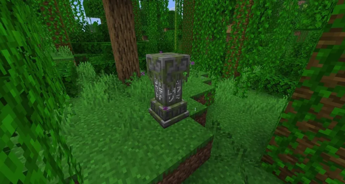Waystone moussue de Fresh Waystones Texture installée dans une jungle de Minecraft