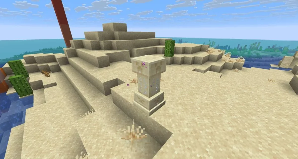 Pierre de téléportation sableuse de Fresh Waystones Texture installée près d’une plage dans Minecraft