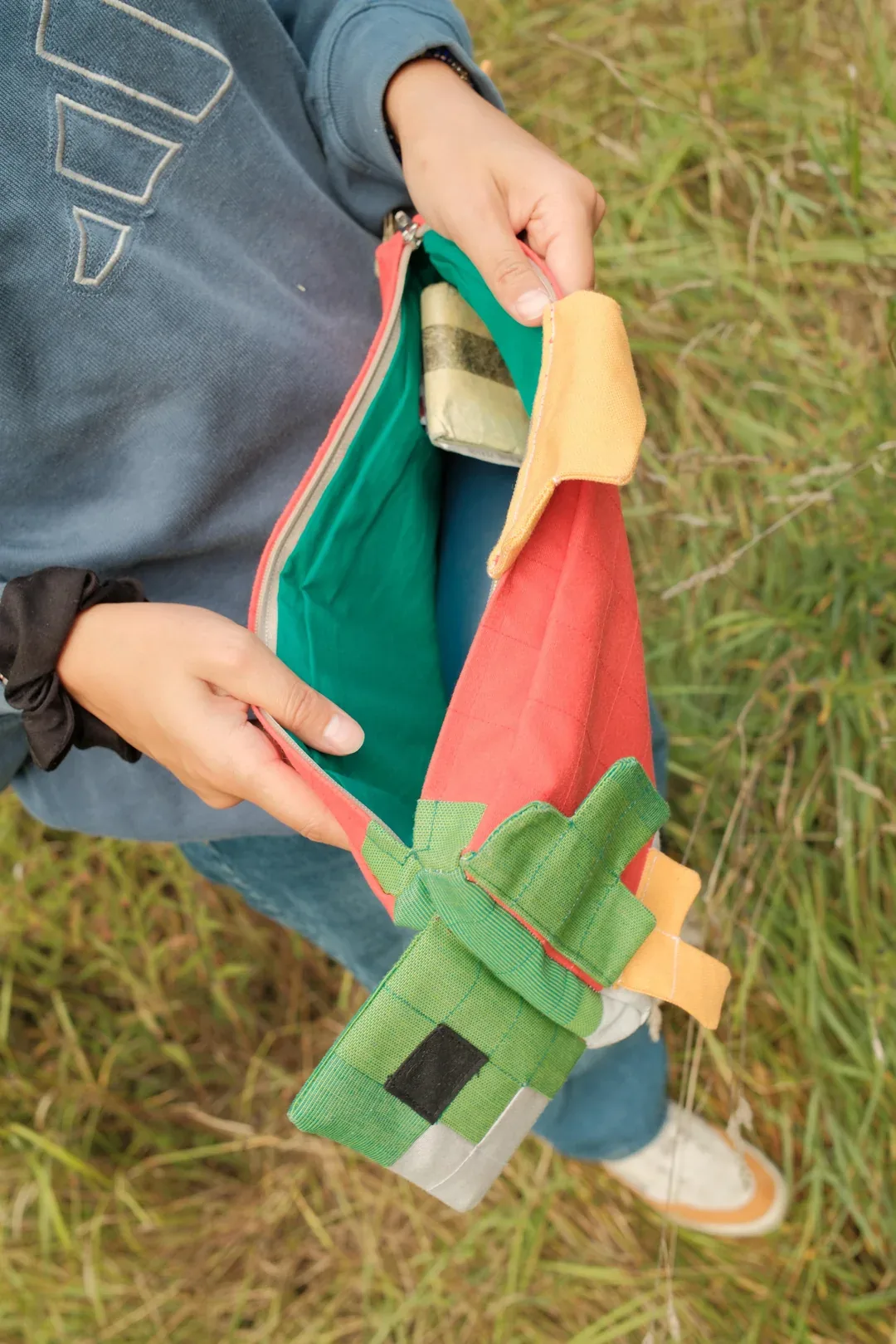 Intérieur vert du sac saumon Minecraft ouvert par sa fermeture éclair latérale