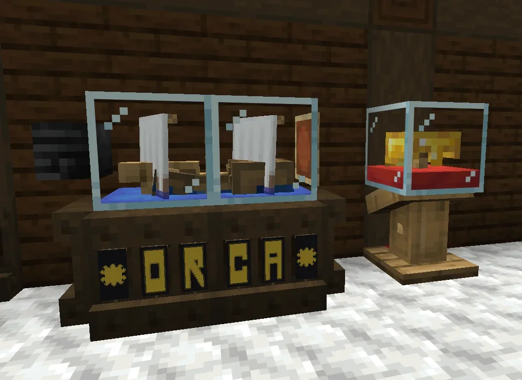 Coussins Minecraft utilisés dans des vitrines en verre à bord d’un navire