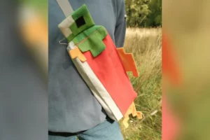 Un sac saumon de Minecraft fabriqué à la main pendant 15 heures séduit Reddit Sac saumon de Minecraft porté en bandoulière dans un champ, fabriqué à la main en toile