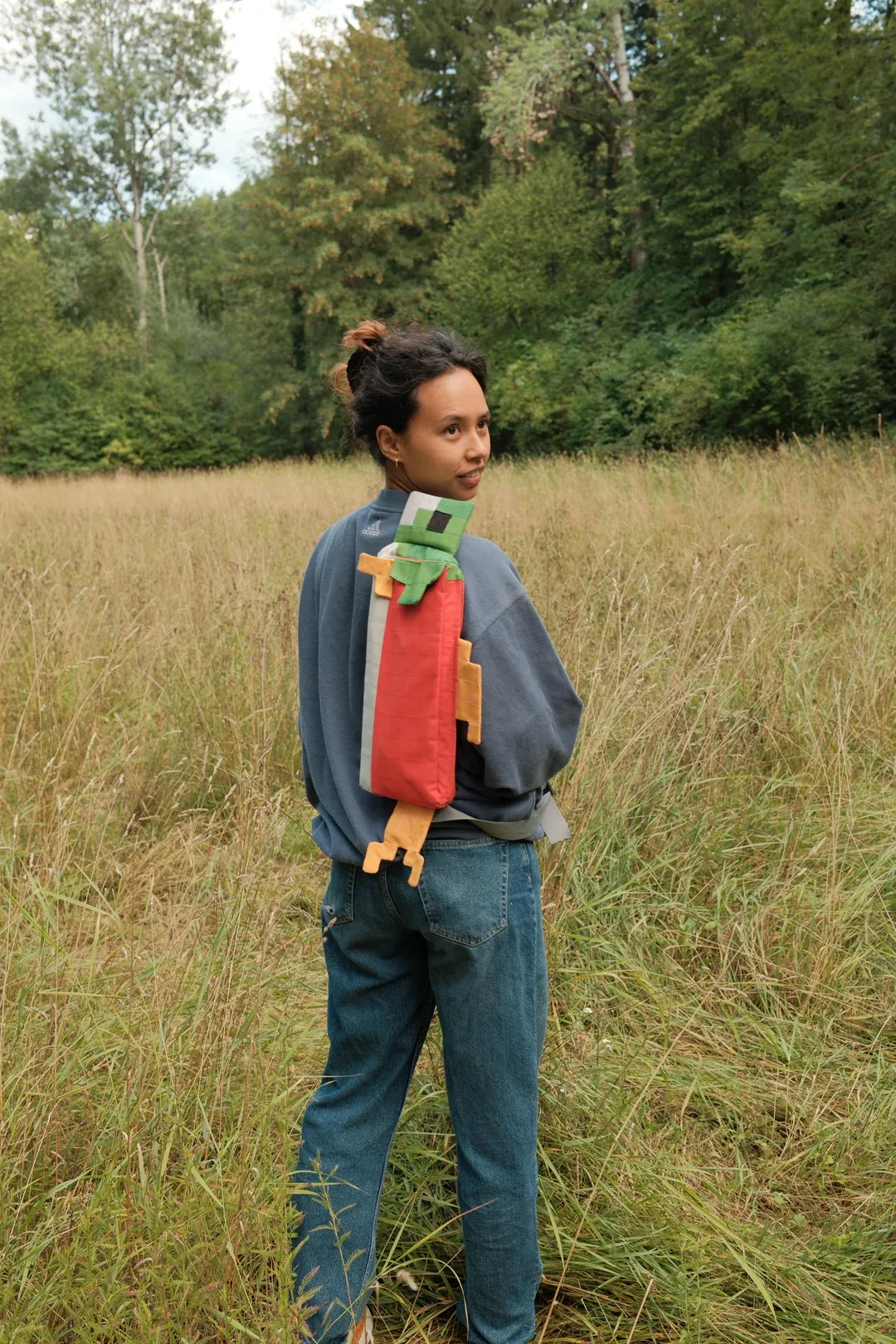 Femme portant dans le dos un sac inspiré du saumon cru de Minecraft