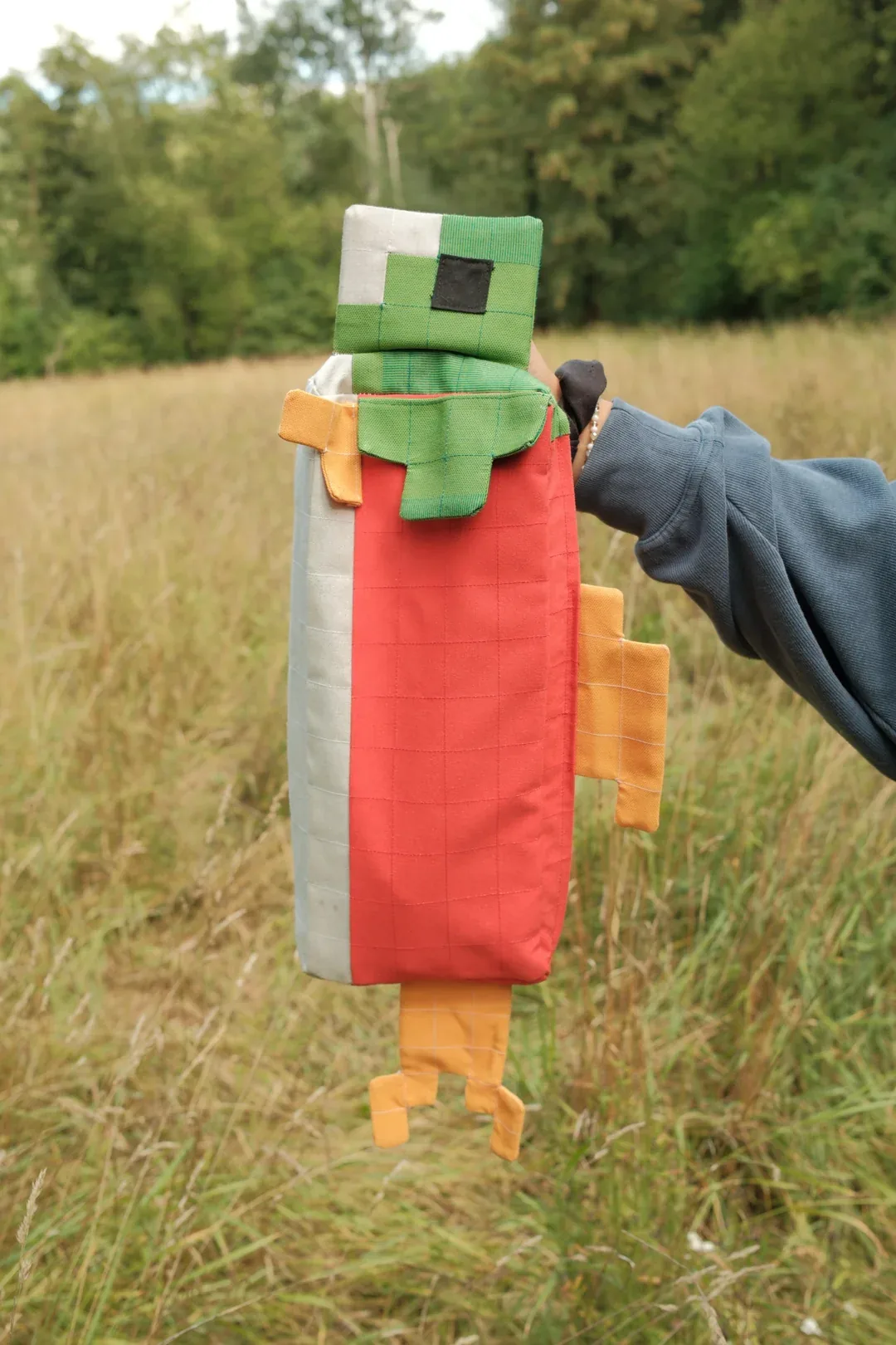 Sac en toile reproduisant le saumon cru pixelisé de Minecraft vu de face