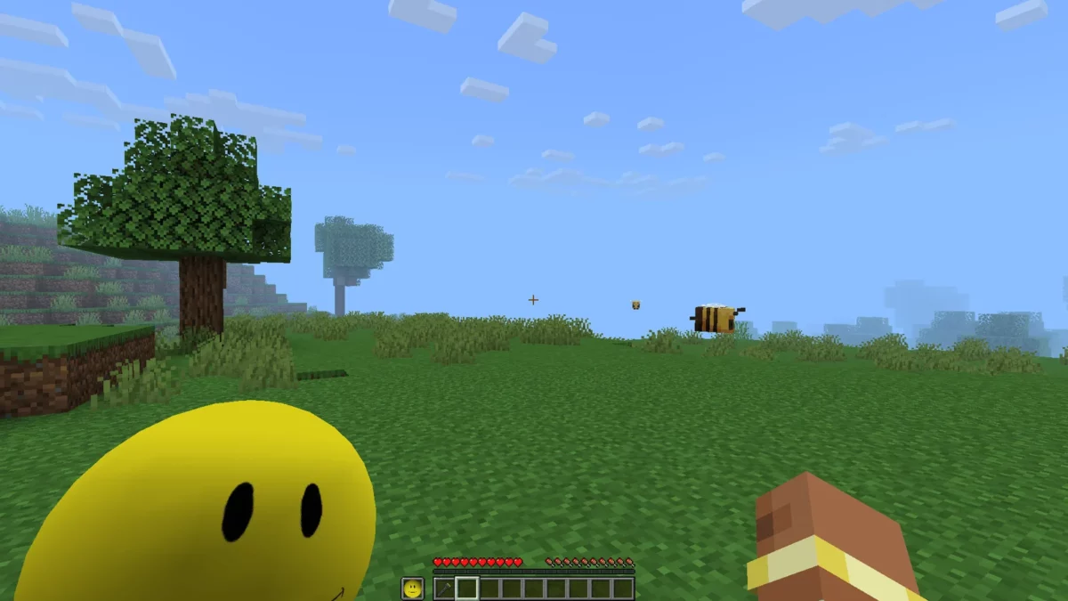 Verity observe le joueur sous la forme d'une petite sphère jaune dans une prairie Minecraft