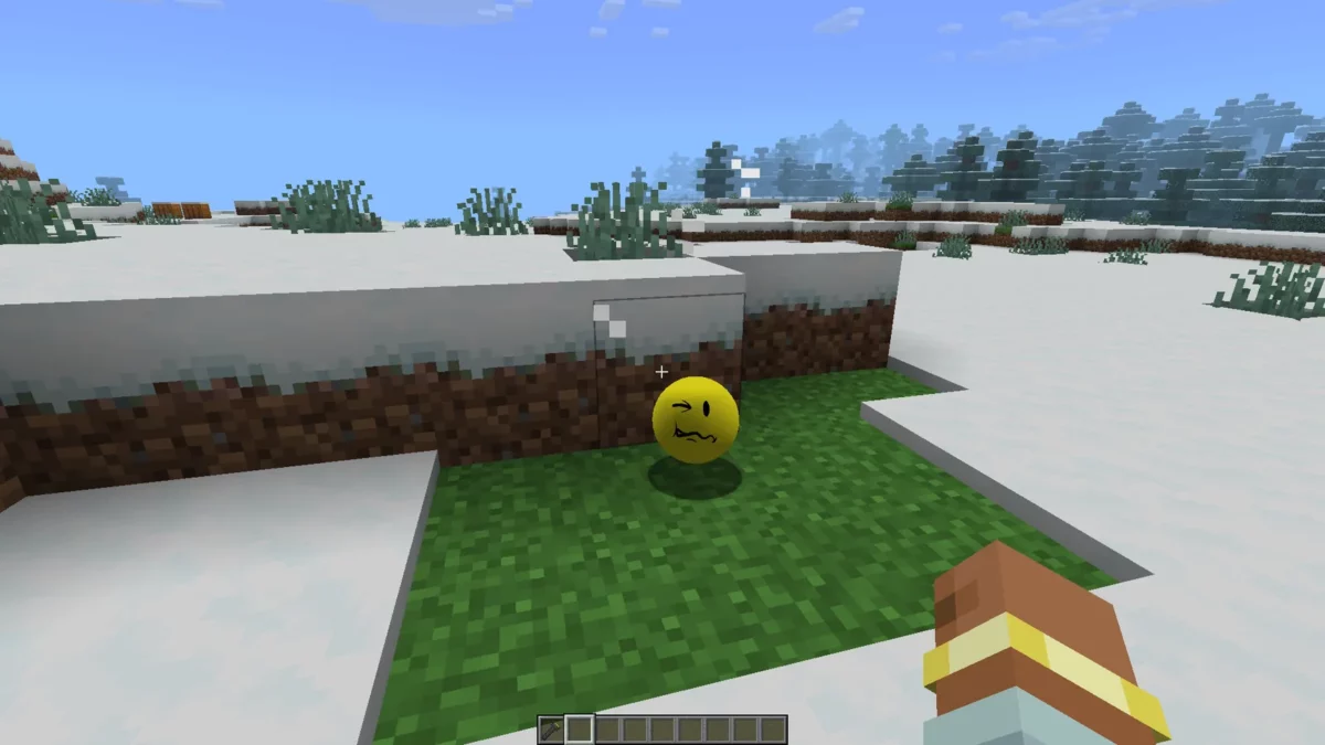 Verity se tient entre une prairie et un biome enneigé dans Minecraft