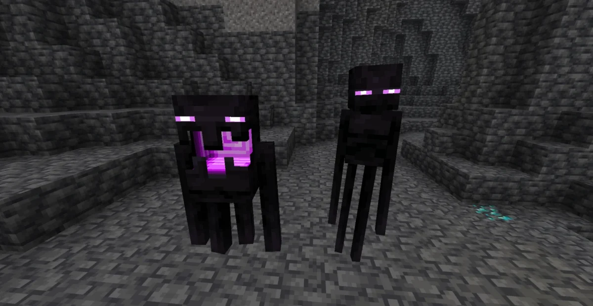 Deux variantes d’Endermen dont une bouche violette ouverte dans une grotte profonde de Minecraft