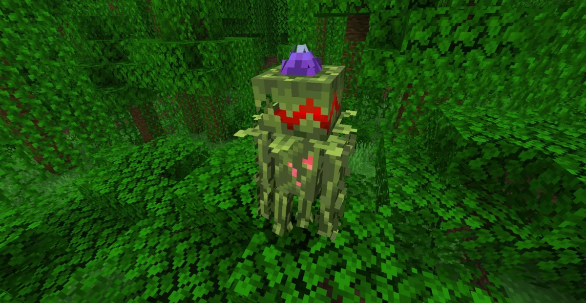 Variante Whisperer verte avec une bouche rouge et une fleur violette dans le feuillage d’une jungle Minecraft