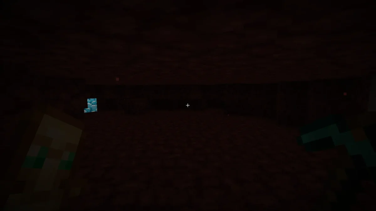 Débris antiques bleu clair visibles au fond d’une galerie sombre du Nether avec le pack Blue Netherite