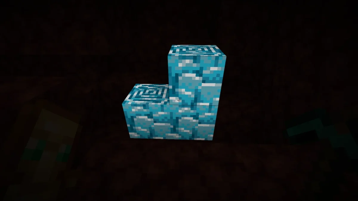Groupe de débris antiques aux surfaces bleu clair dans le Nether Minecraft avec le pack Blue Netherite