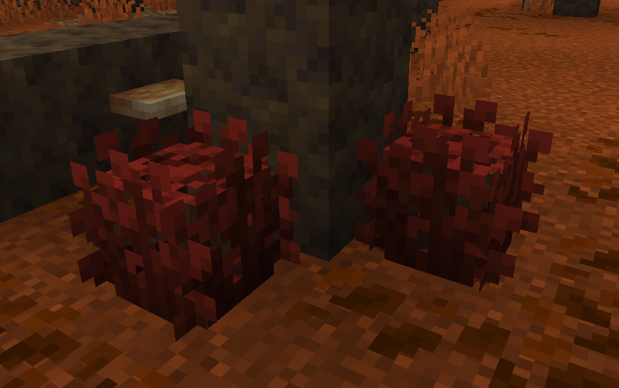 Arbustes rouges au pied d’un tronc Minecraft comparés avant et après application du pack Bushier Bushes