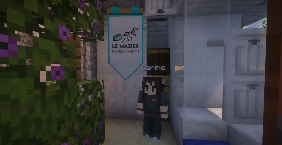 Le personnage de Carine devant une bannière du Mazier dans une boutique de la Cité Solidaire